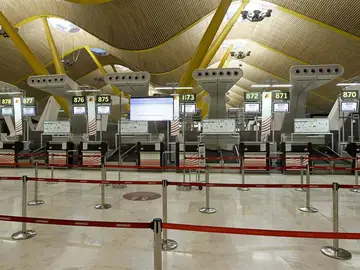 Varios mostradores vacíos de Iberia en el aeropuerto de Barajas Varios mostradores vacíos de Iberia en el aeropuerto de Barajas