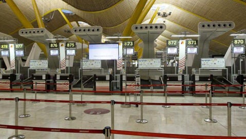 Varios mostradores vac&iacute;os de Iberia en el aeropuerto de Barajas
