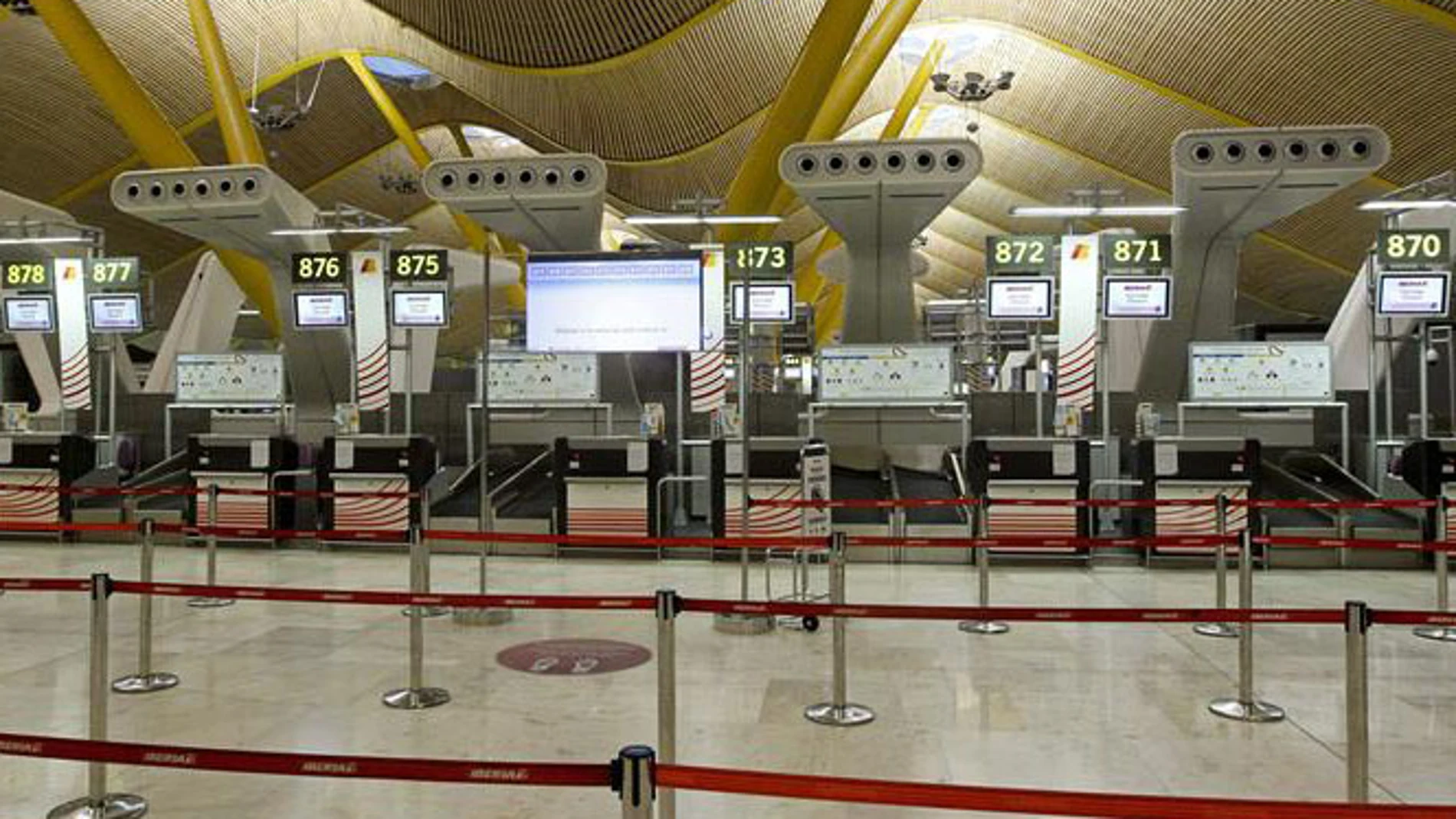 Varios mostradores vacíos de Iberia en el aeropuerto de Barajas Varios mostradores vacíos de Iberia en el aeropuerto de Barajas