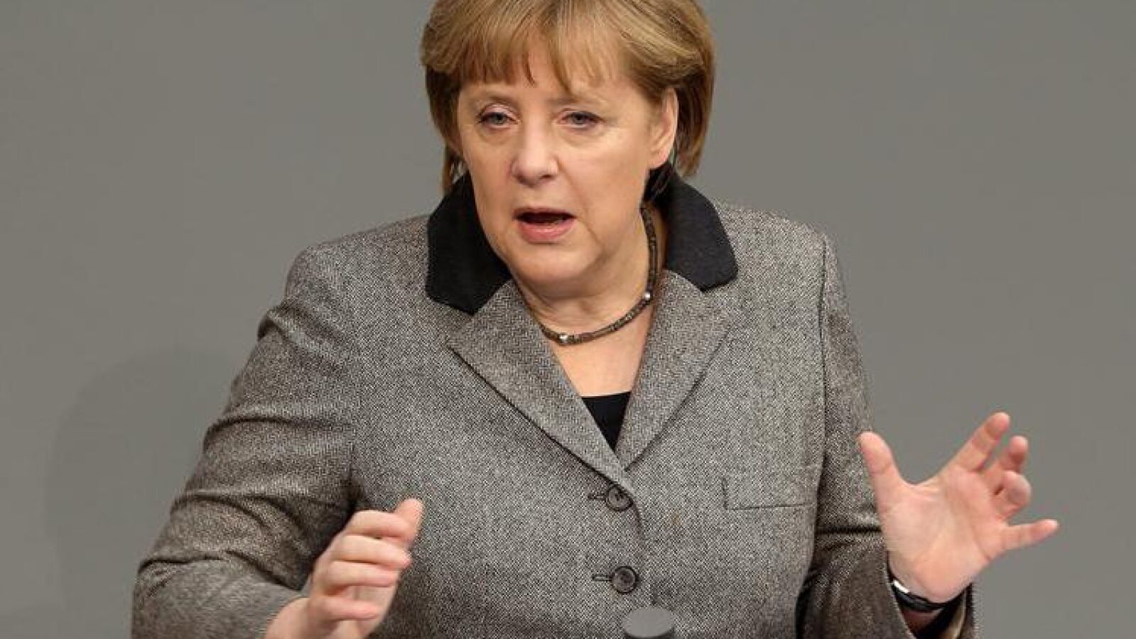 Angela Merkel alaba las reformas contra el paro juvenil del gobierno español