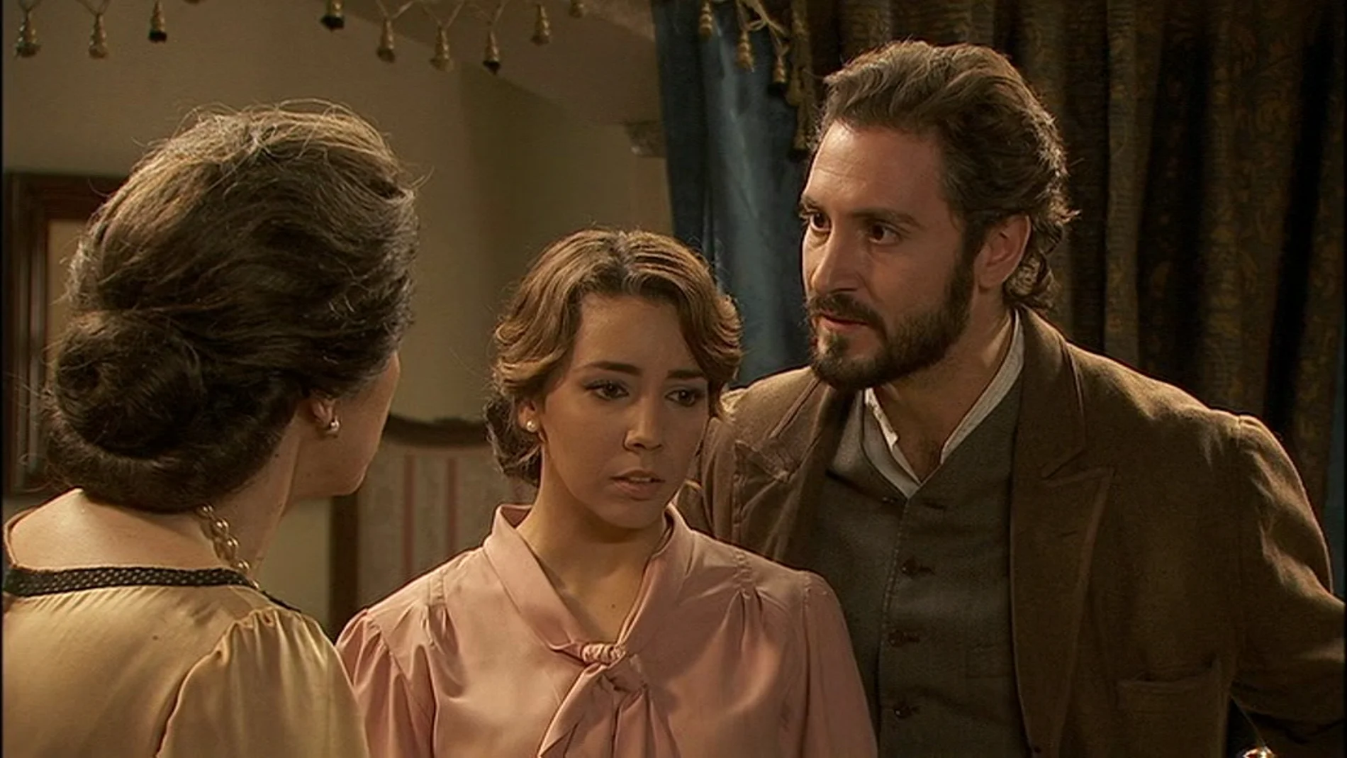 Tristán y Emilia le cuentan a Francisca que sospechan que alguien está envenenando a su padre