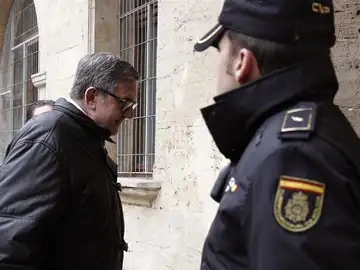 García Revenga sale del juzgado tras dos horas y media de declaración García Revenga sale del juzgado tras dos horas y media de declaración