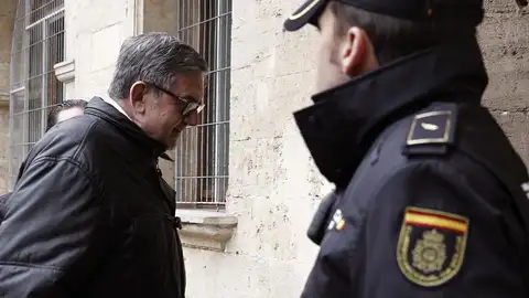 García Revenga sale del juzgado tras dos horas y media de declaración García Revenga sale del juzgado tras dos horas y media de declaración