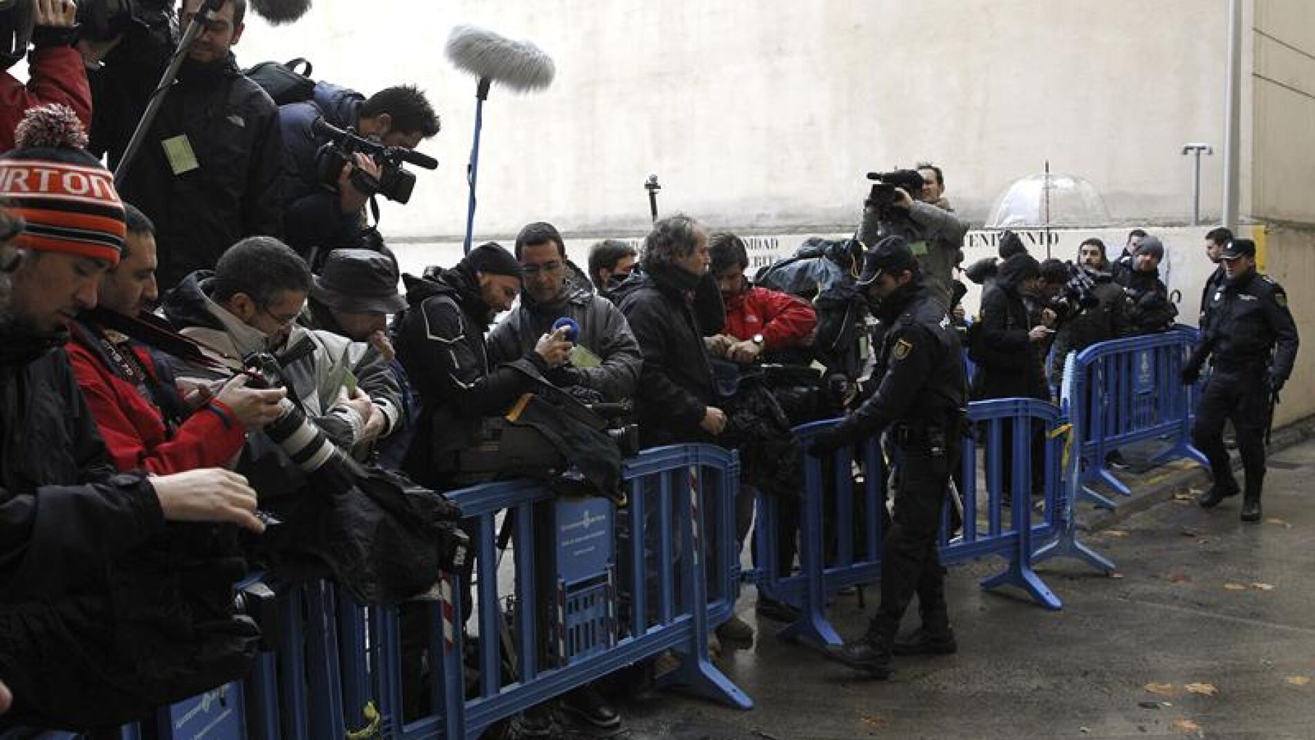 Los medios de comunicaci&oacute;n frente al juzgado de Palma