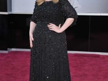 Adele apuesta por el negro con este vestido de Jenny Packham que pesaba... ¡15 kilos!
