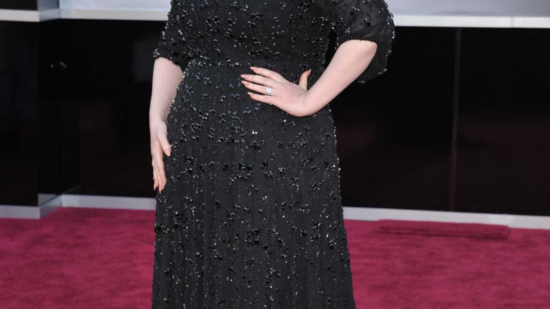 Adele apuesta por el negro con este vestido de Jenny Packham que pesaba... &iexcl;15 kilos!