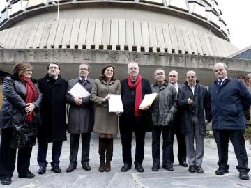 Representantes de la oposición posan en el Tribunal Constitucional