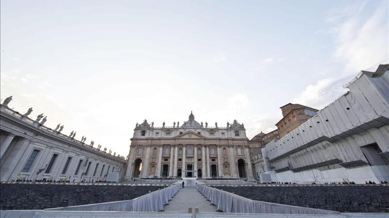 Susto en el Vaticano: detienen a un sacerdote armado en uno de los accesos a la plaza de San Pedro antes del ángelus