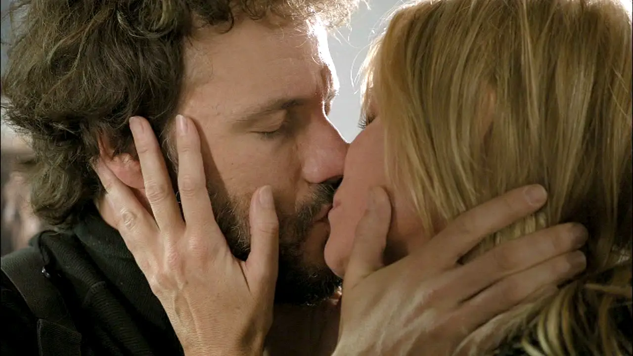 Raúl y Sara se besan