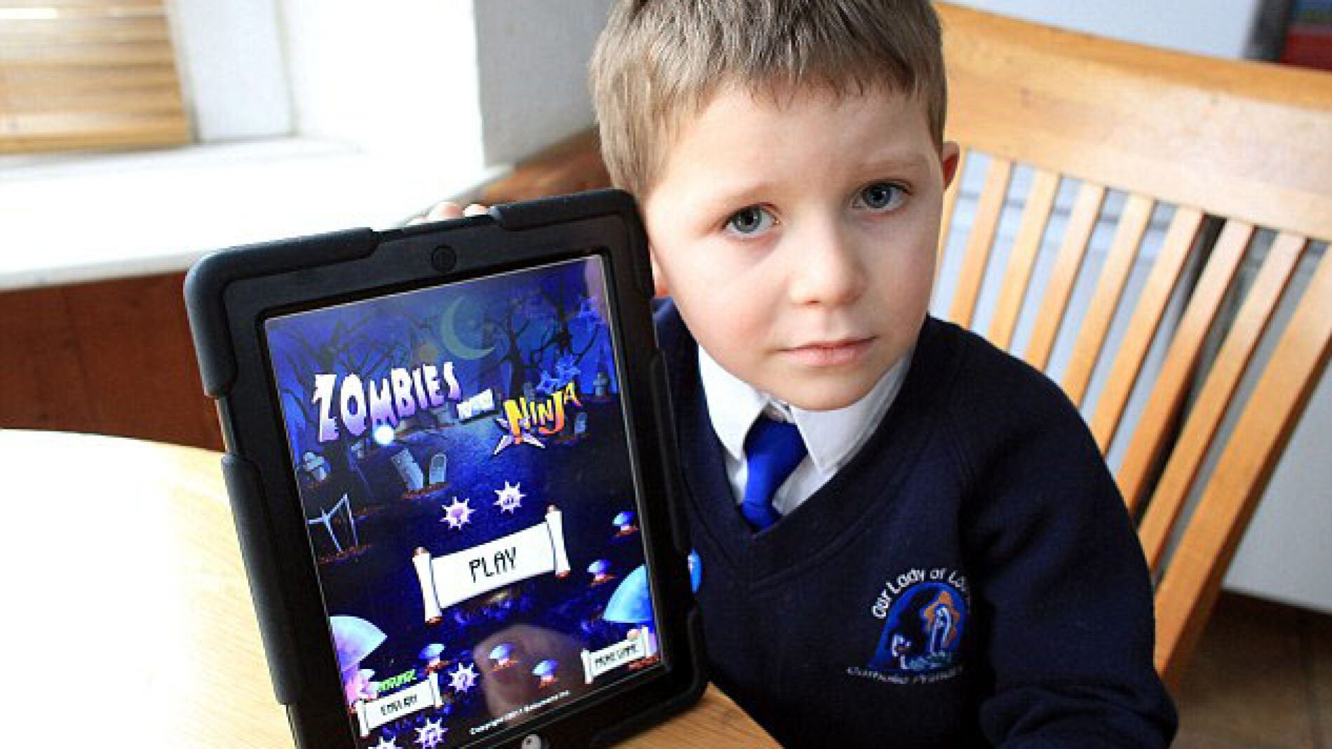 El peque&ntilde;o Danny Kitchen posa con su tableta