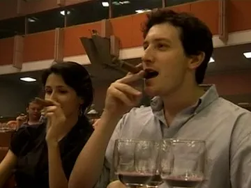 Una pareja disfruta de puros habanos Una pareja disfruta de puros habanos