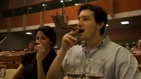 Una pareja disfruta de puros habanos Una pareja disfruta de puros habanos