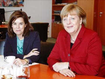 Sáenz de Santamaría trata con Merkel sobre las reformas españolas