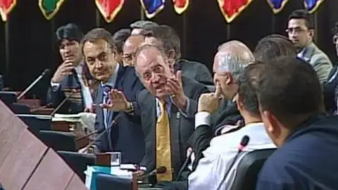 El Rey dice "¿Por qué no te callas?" a Hugo Chávez El Rey dice "¿Por qué no te callas?" a Hugo Chávez