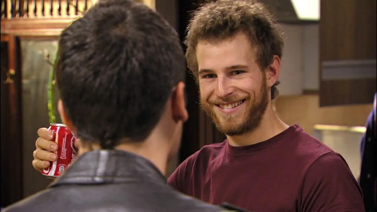 Joel confiesa a sus amigos que es un hombre lobo
