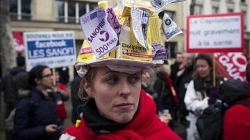 Empleados de la farmaceútica francesa Sanofi protestan por los despidos.