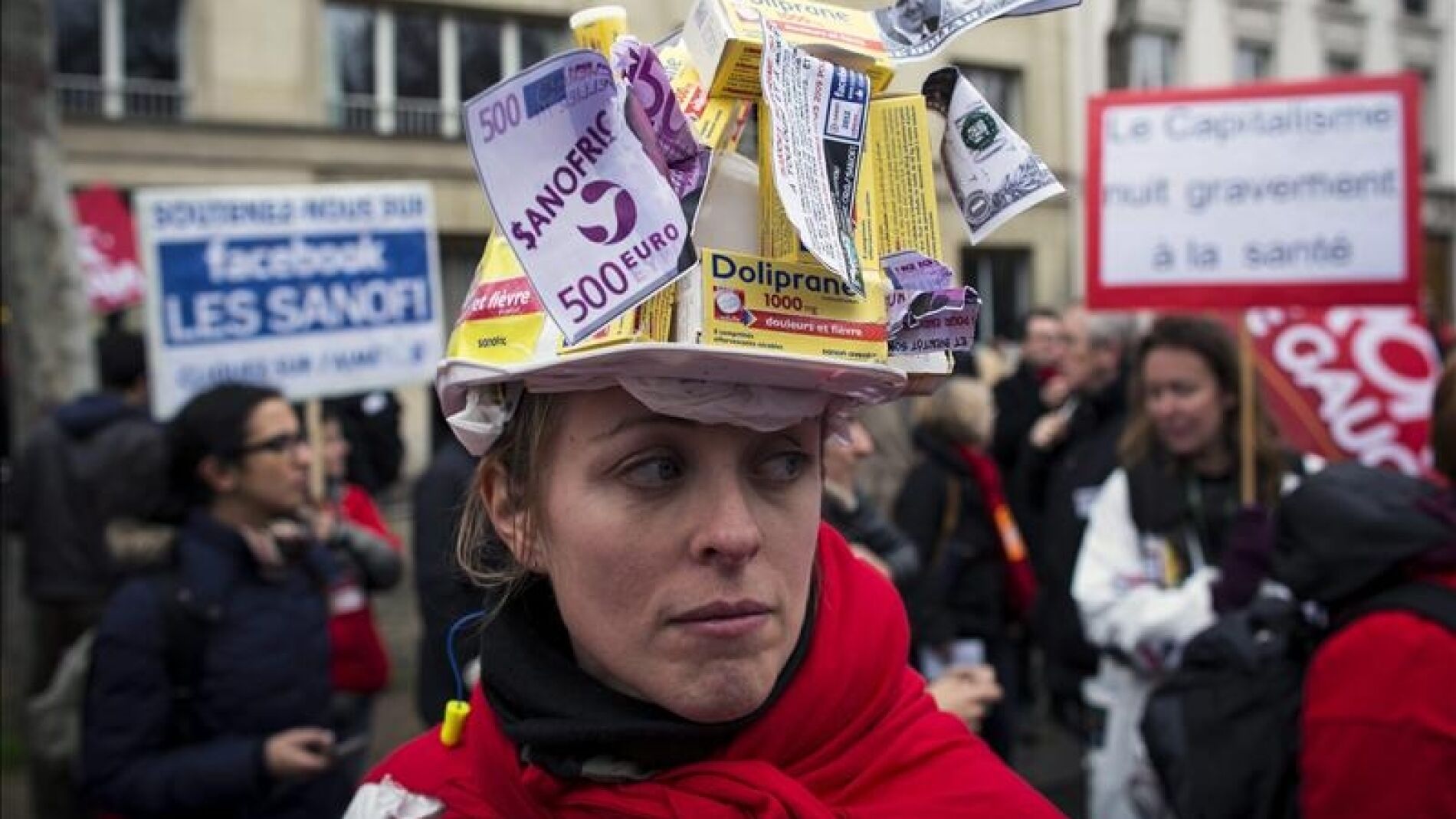Empleados de la farmace&uacute;tica francesa Sanofi protestan por los despidos.