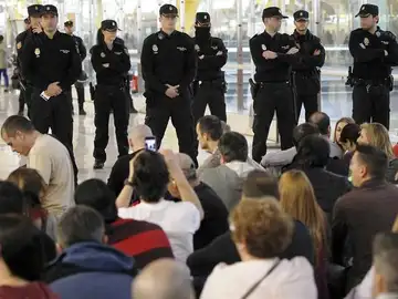 Concentración no autorizada de empleados de Iberia en la T4 Concentración no autorizada de empleados de Iberia en la T4