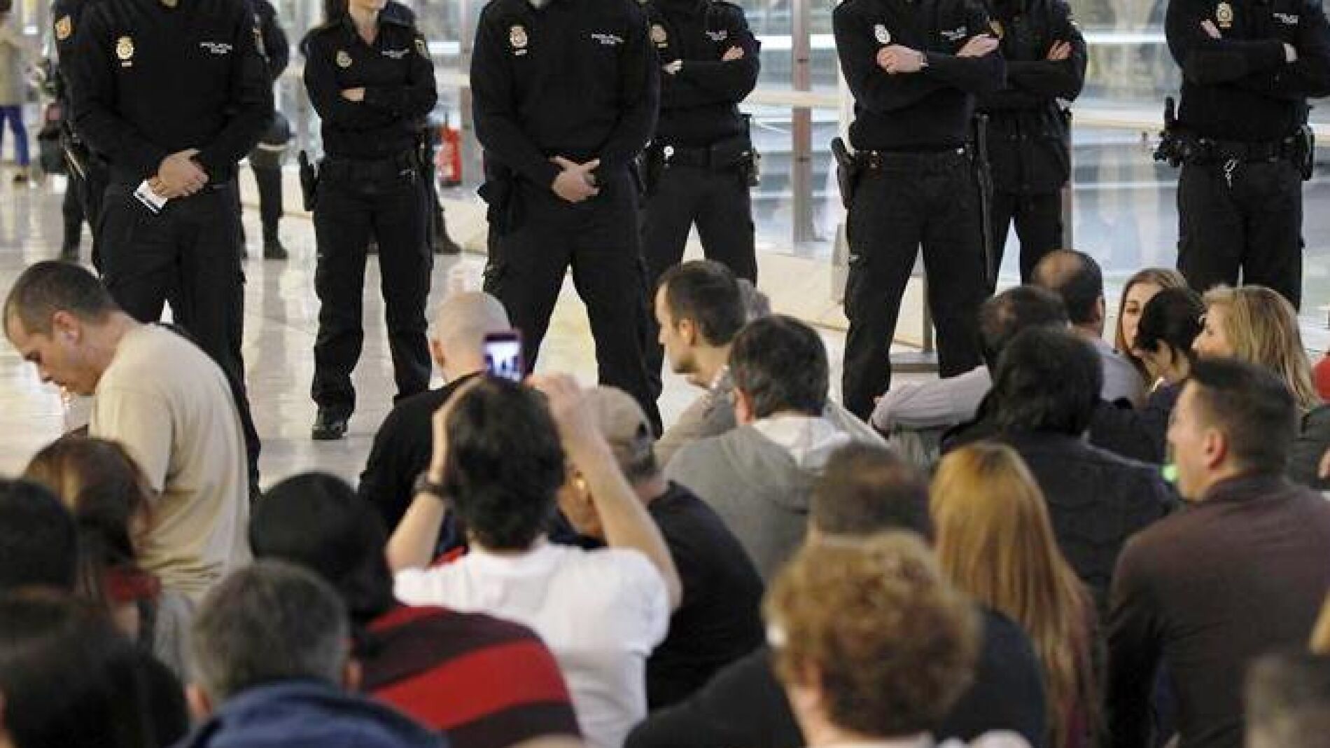Concentraci&oacute;n no autorizada de empleados de Iberia en la T4
