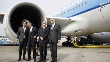 El director de KLM, el ministro holandés de Economía y el alcalde de Ámsterdam frente al avión