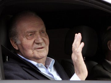 El Rey Juan Carlos saluda a su salida de la clínica 'La Milagrosa'