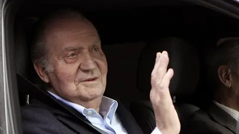 El Rey Juan Carlos saluda a su salida de la clínica 'La Milagrosa' El Rey Juan Carlos saluda a su salida de la clínica 'La Milagrosa'