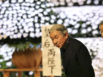 El emperador japonés Akihito y su mujer llegan a la ceremonia en conmemoración. El emperador japonés Akihito y su mujer llegan a la ceremonia en conmemoración.