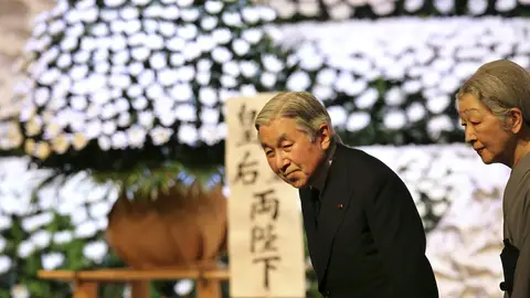 El emperador japonés Akihito y su mujer llegan a la ceremonia en conmemoración. El emperador japonés Akihito y su mujer llegan a la ceremonia en conmemoración.