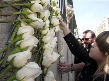 Un centenar de familias coloca 191 rosas blancas