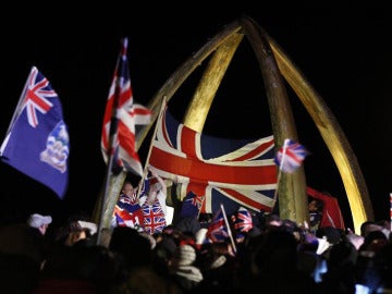 Los malvinenses muestran sus banderas del Reino Unido
