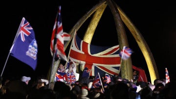 Los malvinenses muestran sus banderas del Reino Unido