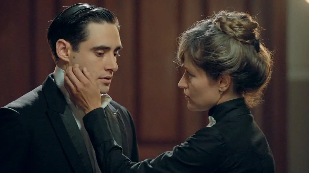 Andrés entre Belén y Camila