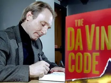 Dan Brown firma un ejemplar de 'El Código da Vinci' Dan Brown firma un ejemplar de 'El Código da Vinci'