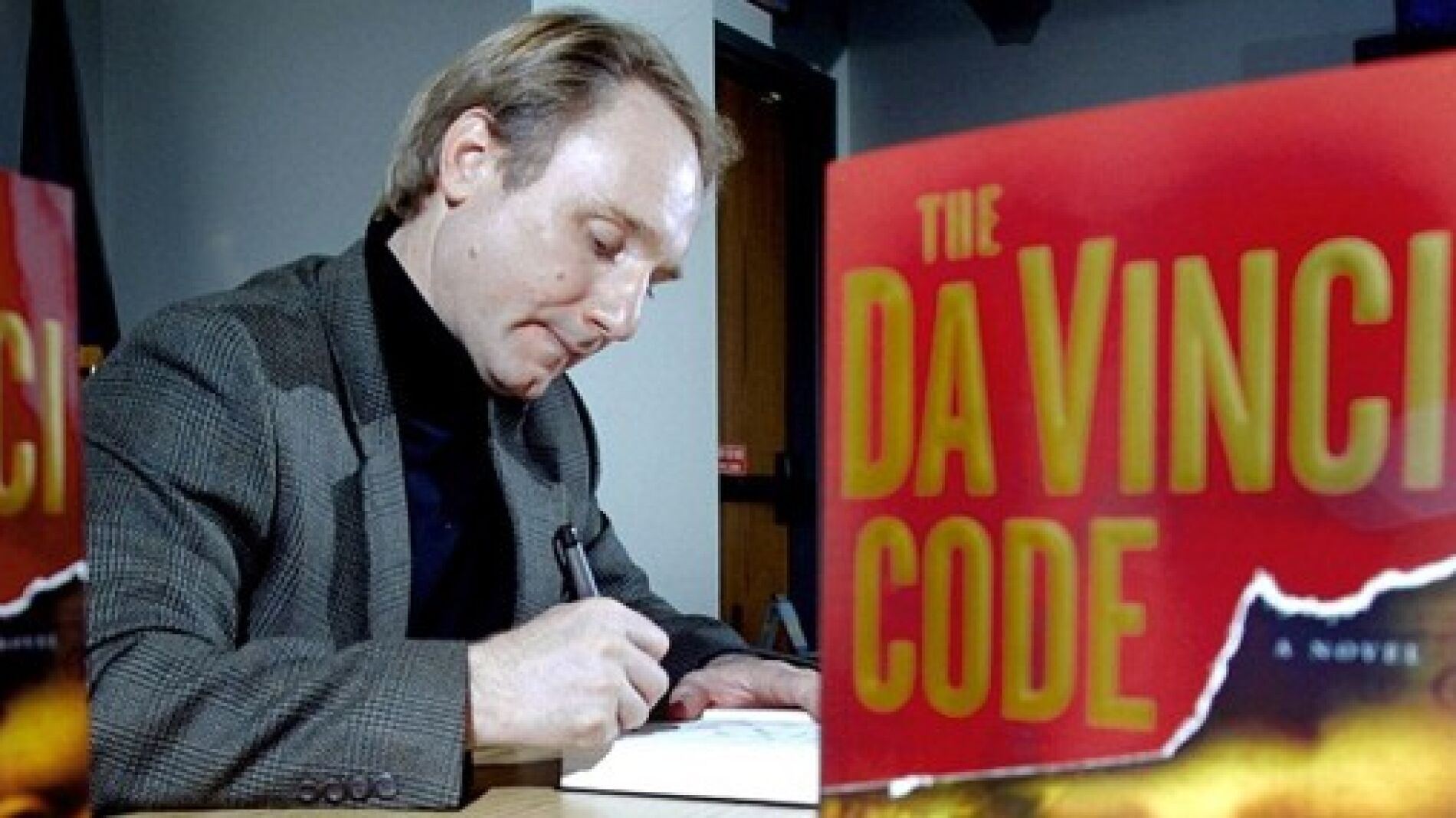 Dan Brown firma un ejemplar de 'El C&oacute;digo da Vinci'
