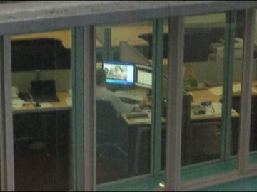 La imagen de un hombre viendo porno en su oficina triunfa en internet