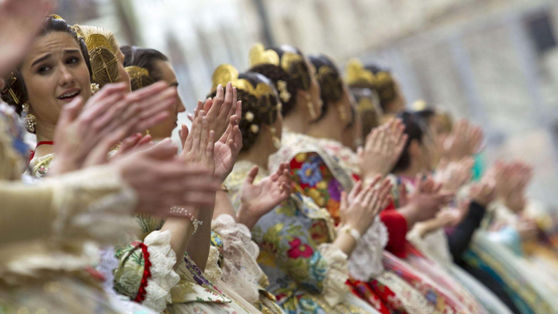 Las falleras de una comisi&oacute;n aplauden al paso de otra tras recoger su premio