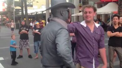 ¿Conoces dónde acaba la paciencia de una estatua humana? No quieras saberlo