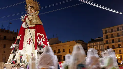 Falleras ante una falla en Valencia Falleras ante una falla en Valencia