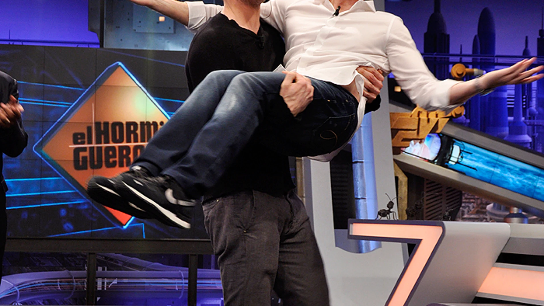 Ryan Reynolds coge en brazo a Pablo Motos