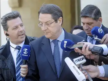 Nicosia y la troika acuerdan una quita menos solorosa para pequeños ahorradores Nicosia y la troika acuerdan una quita menos solorosa para pequeños ahorradores