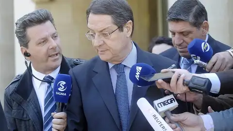 Nicosia y la troika acuerdan una quita menos solorosa para pequeños ahorradores Nicosia y la troika acuerdan una quita menos solorosa para pequeños ahorradores