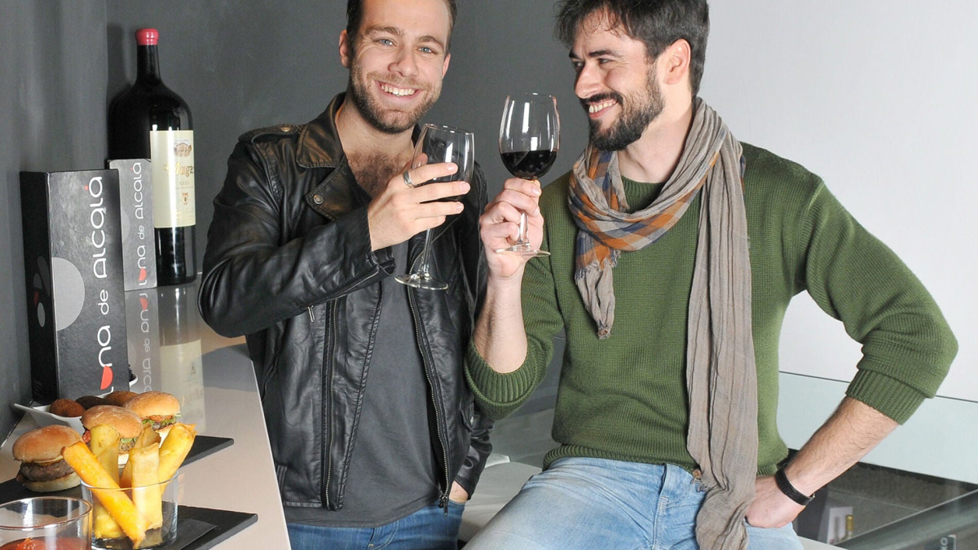 Iago y Carlos brindan