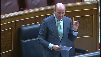 De Guindos avanza un cambio en la ley para que los jueces puedan paralizar desahucios