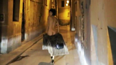 Louis Vuitton desata la polémica vistiendo a modelos como prostitutas parisinas