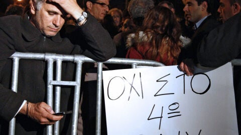 Empleados de los bancos de Chipre tambi&eacute;n se manifiestan