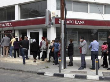 La gente hace cola para sacar dinero de los bancos chipriotas
