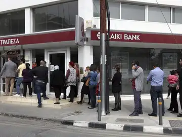 La gente hace cola para sacar dinero de los bancos chipriotas La gente hace cola para sacar dinero de los bancos chipriotas