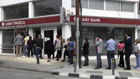 La gente hace cola para sacar dinero de los bancos chipriotas La gente hace cola para sacar dinero de los bancos chipriotas