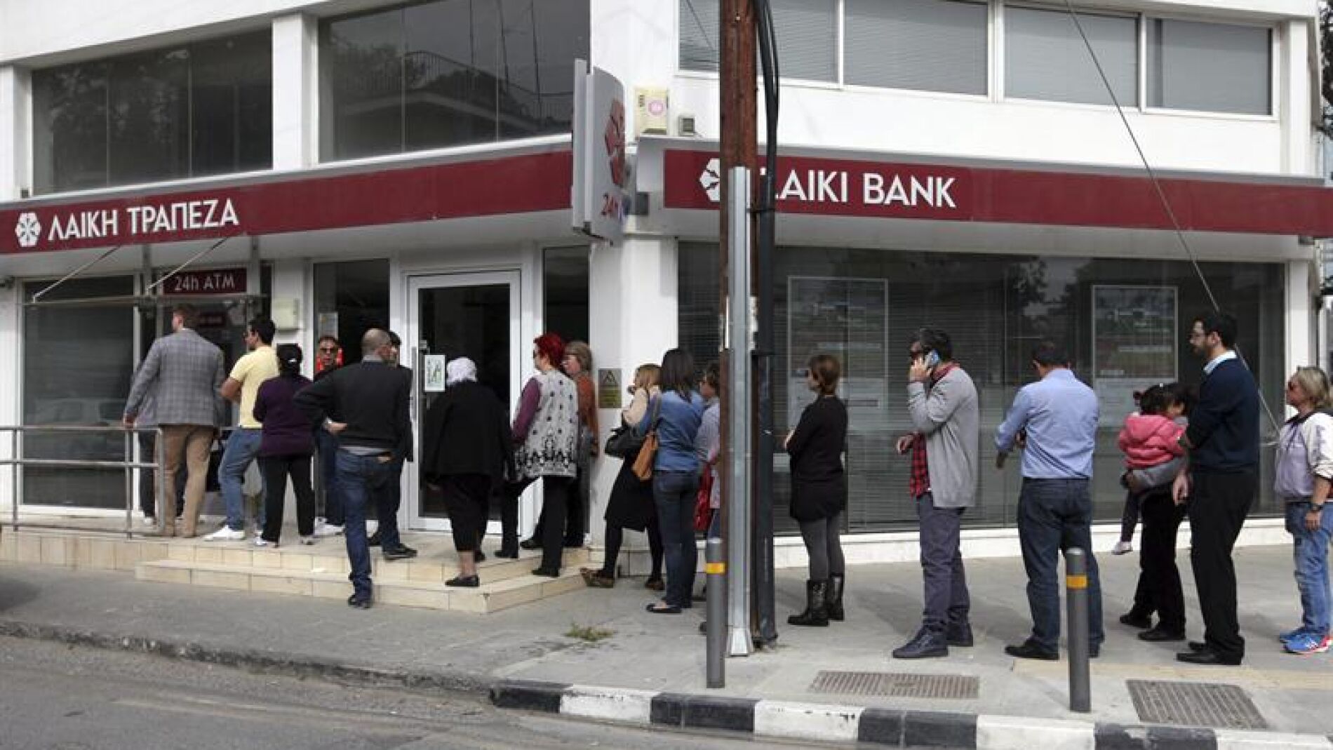 La gente hace cola para sacar dinero de los bancos chipriotas