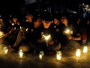 Jóvenes celebran 'La Hora del Planeta' en Medellín (Colombia)